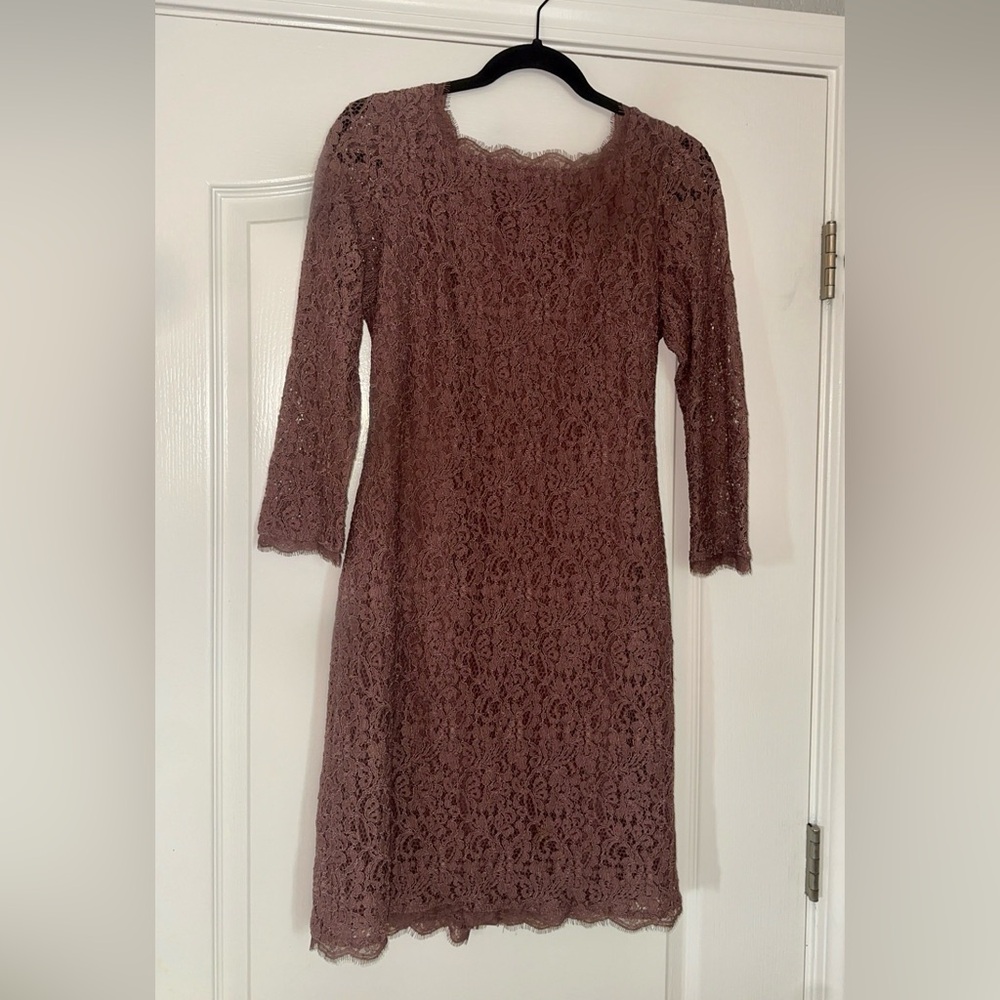 Adrianna Papell Lace Sheath Dress Mauve 3/4 Sleeve Scalloped hem. Size 10